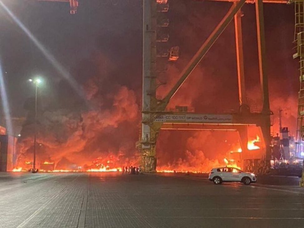 Fuerte explosión desata incendio en el principal puerto de Dubai
