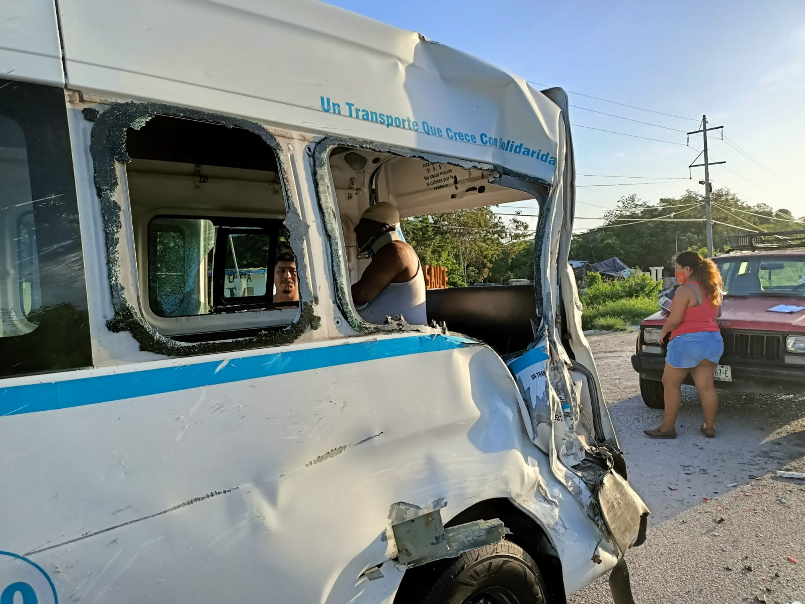 Choque entre unidades de pasaje en Playa del Carmen deja un lesionado