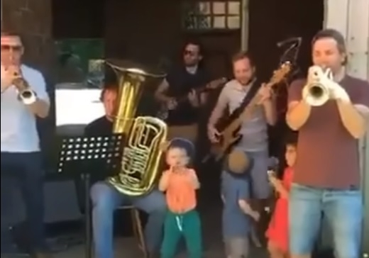 Jóvenes, adultos y niños, bailan y cantan al ritmo de "Cómo me Duele", éxito del 'Gallo de Oro'