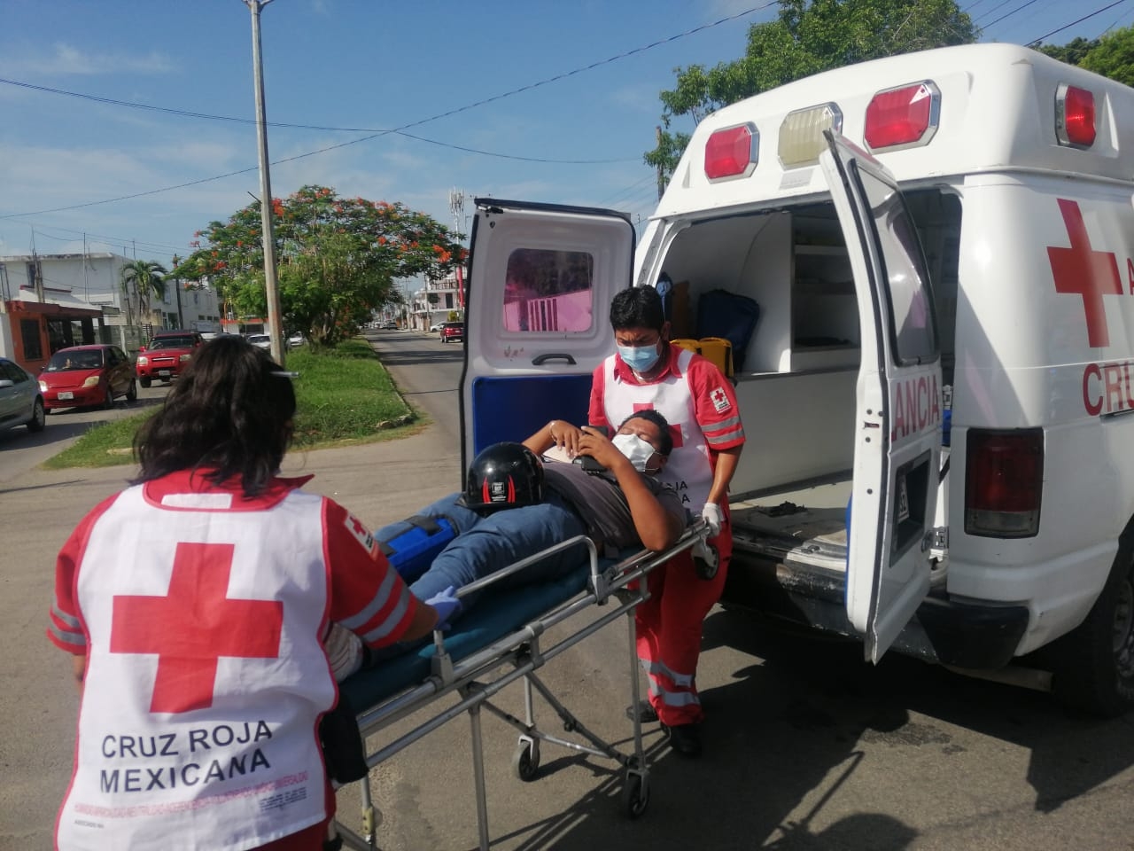 Automóvil se pasa el alto y atropella a motociclista en Chetumal