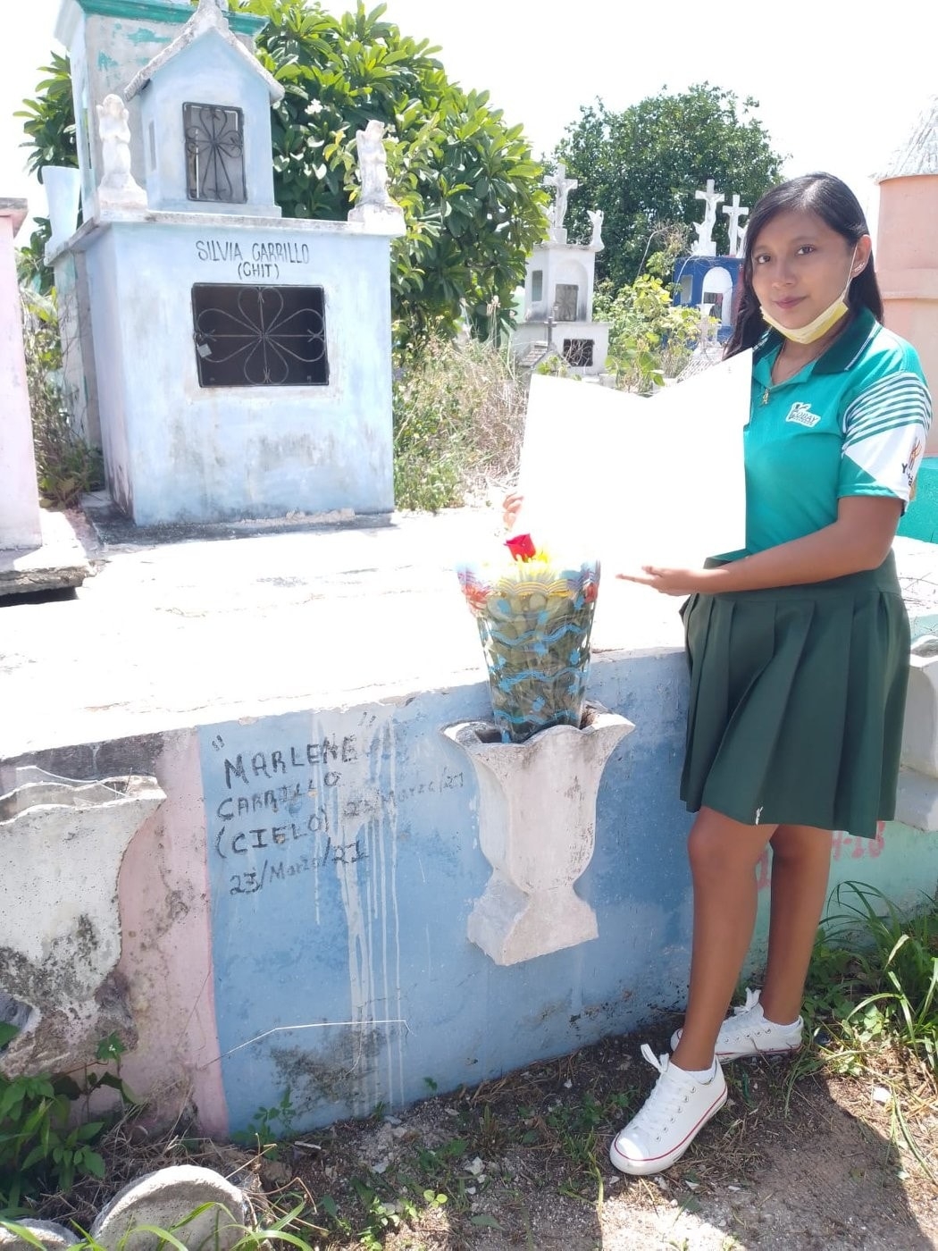 "Mami lo logré": Estudiante de COBAY lleva certificado a la tumba de su madre en Yucatán