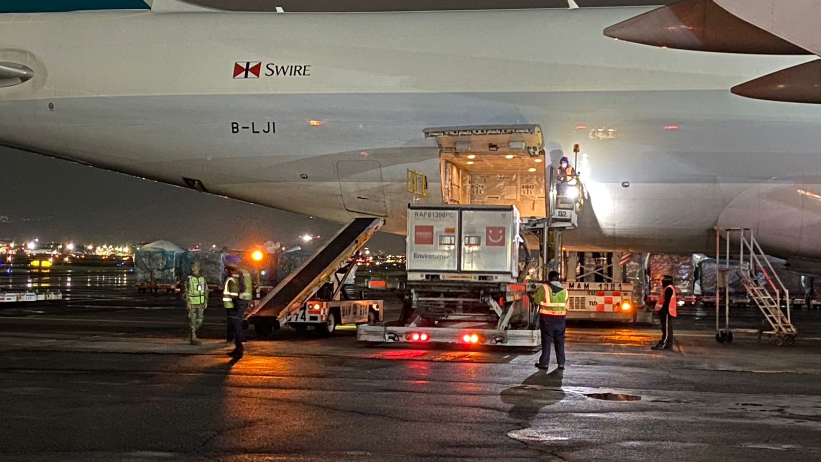 El cargamento llegó a la Terminal 1 del aeropuerto capitalino y fue recibido por el director general de Birmex, Pedro Zenteno