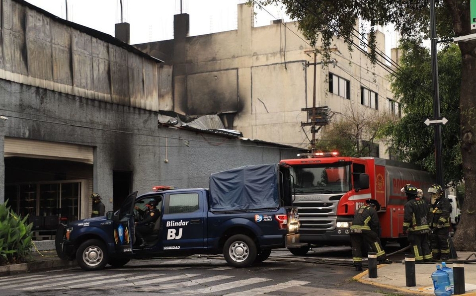 Bomberos continúan trabajando en la remoción de escombros en Benito Juárez.

