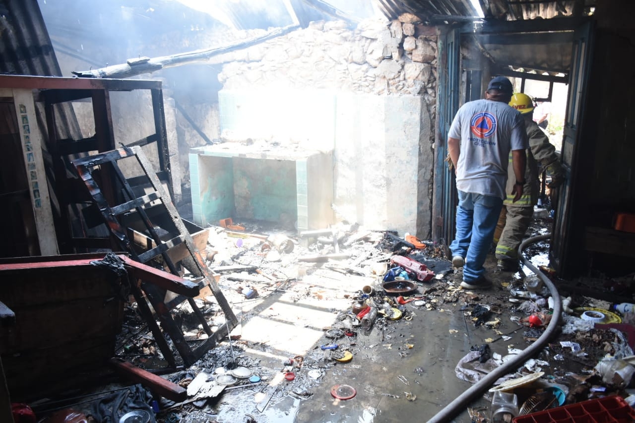 Bomberos utilizaron entre  5 mil y 6 mil litros de agua para sofocar las llamas