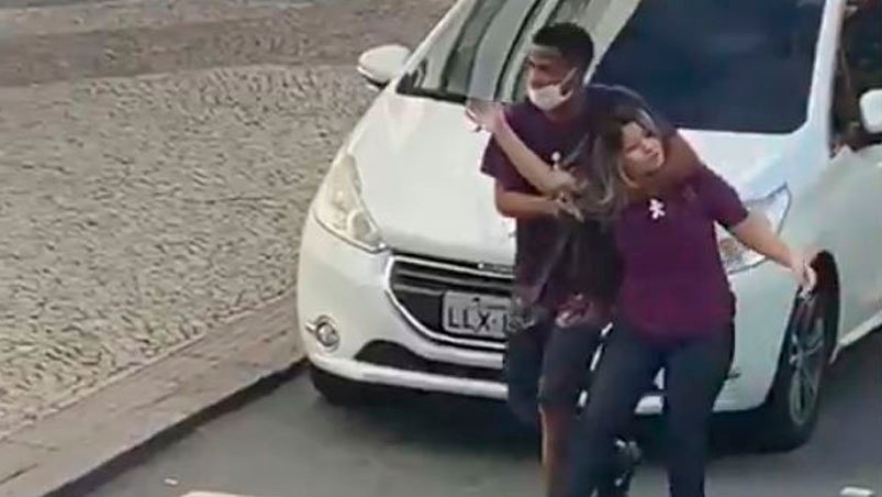 Policías matan a ladrón que tomó como rehén a mujer en Brasil: VIDEO