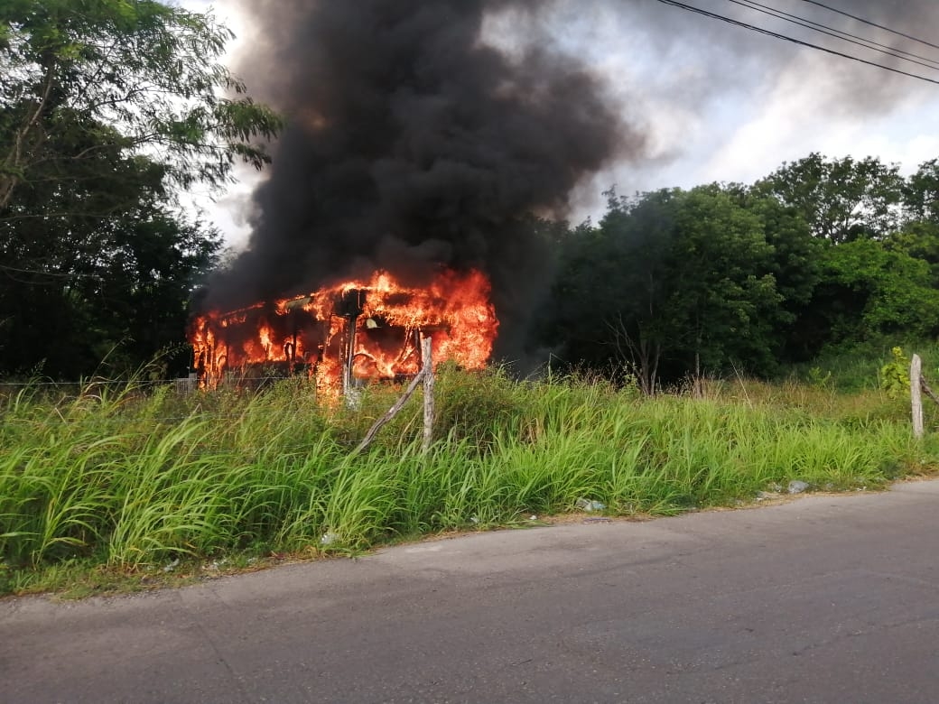 Incendian camión abandonado en predio asegurado por la FGE en Chetumal