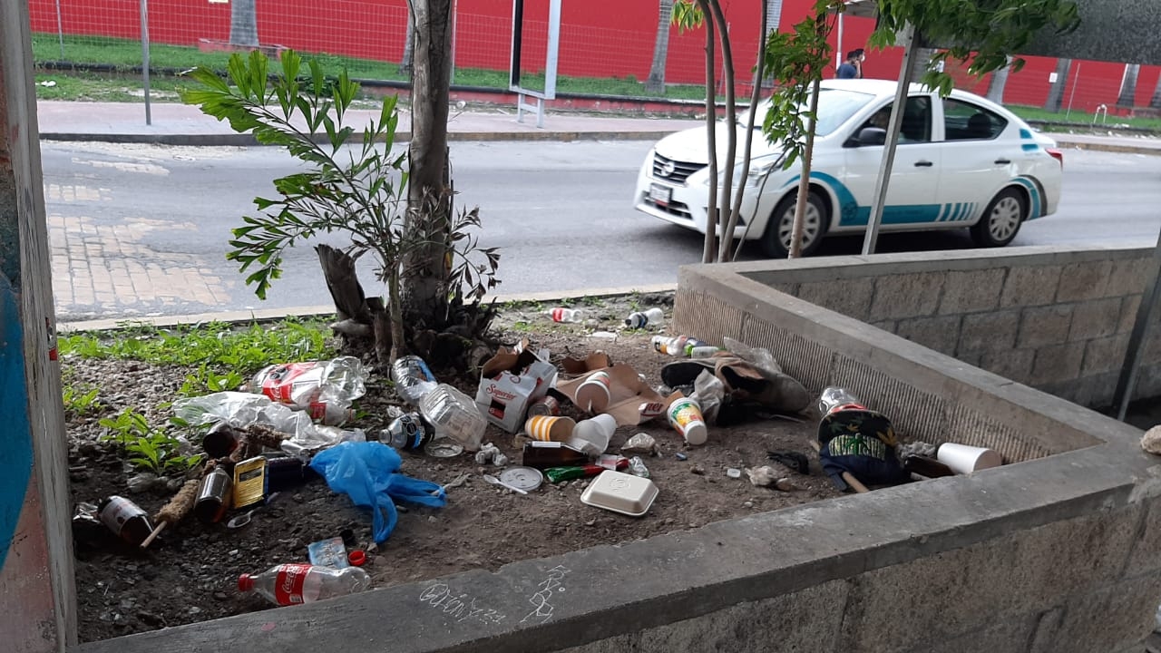 Ciudadanos convierten en basureros la vía pública de Playa del Carmen