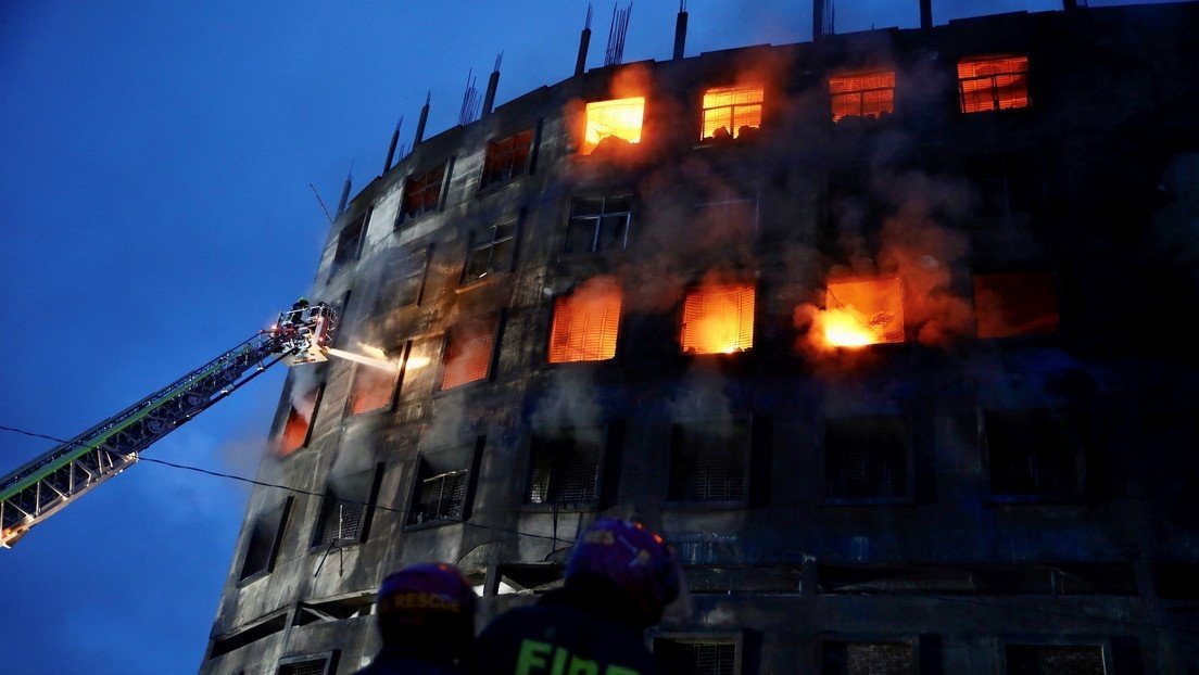 Varios obreros mueren en incendio en fábrica en las afueras de la capital de Bangladesh