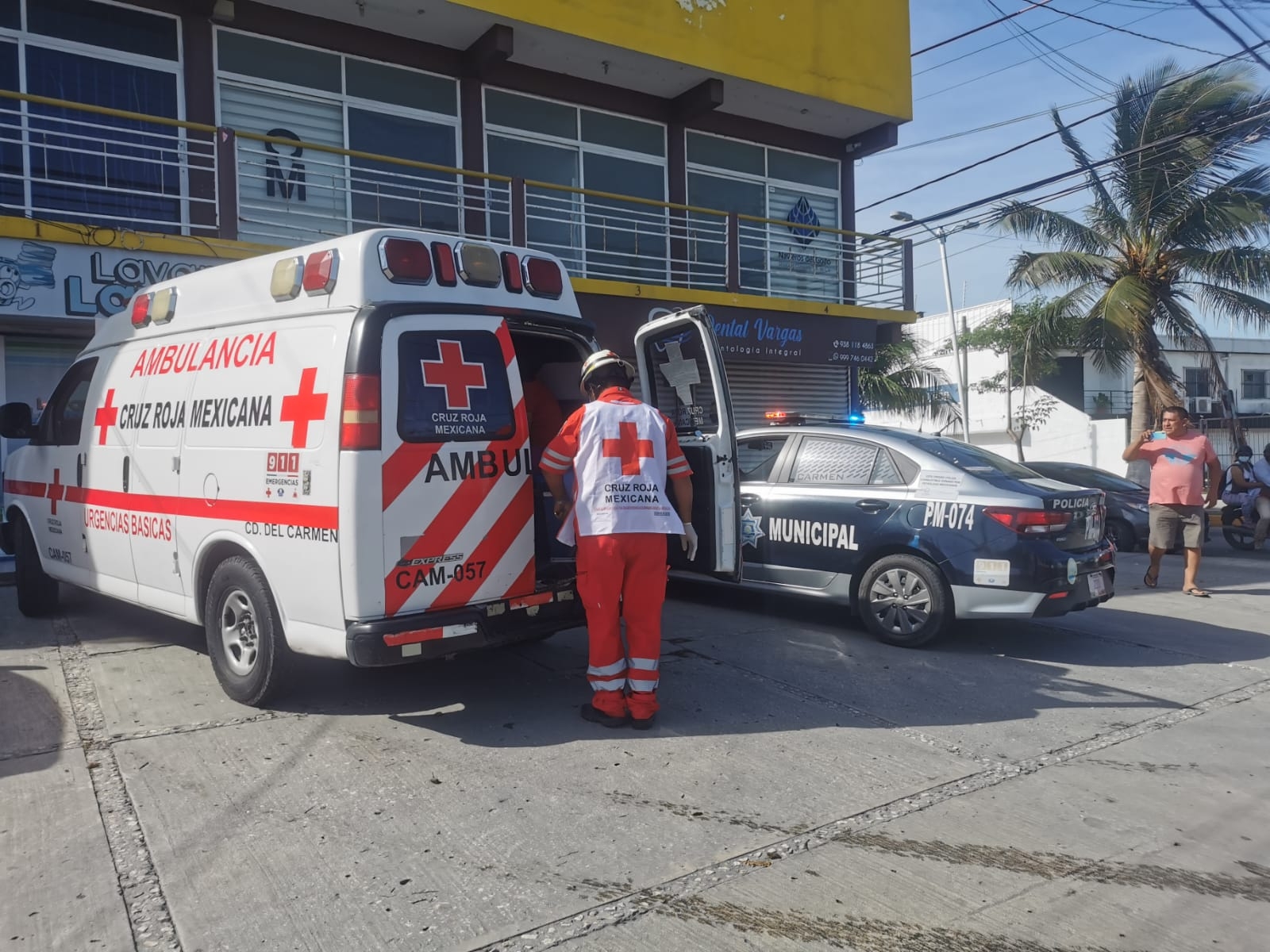 Mujer lesionada tras caer en bicicleta en alcantarilla de Ciudad del Carmen