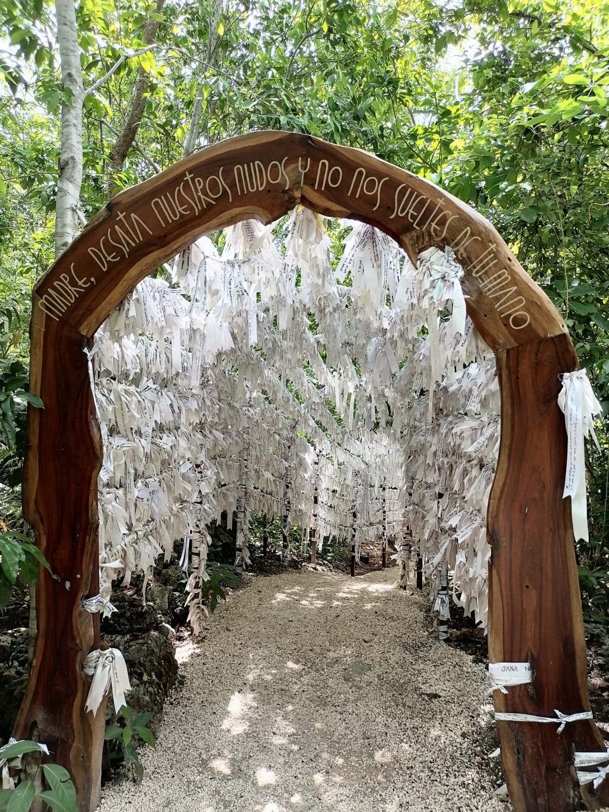 Los fieles colocan su petición en un listón blanco y lo colocan en el santuario para la virgen desatadora de nudos