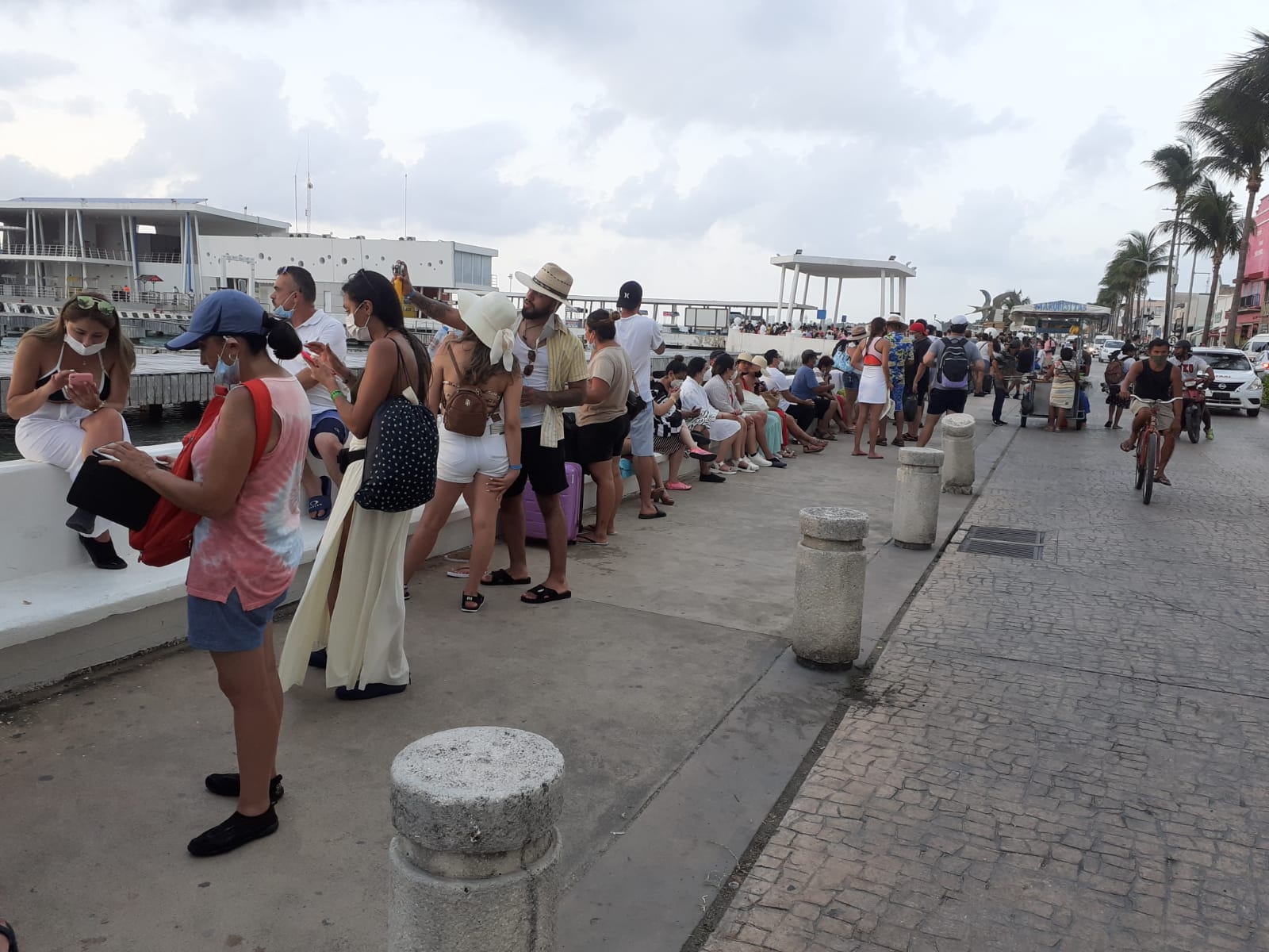 Más de 400 turistas quedan varados en el muelle de Cozumel