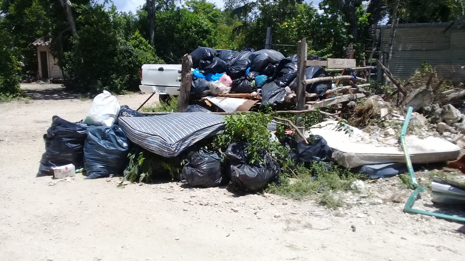 Montones de desperdicios en el asentamiento “Carlos Joaquín" en Tulum