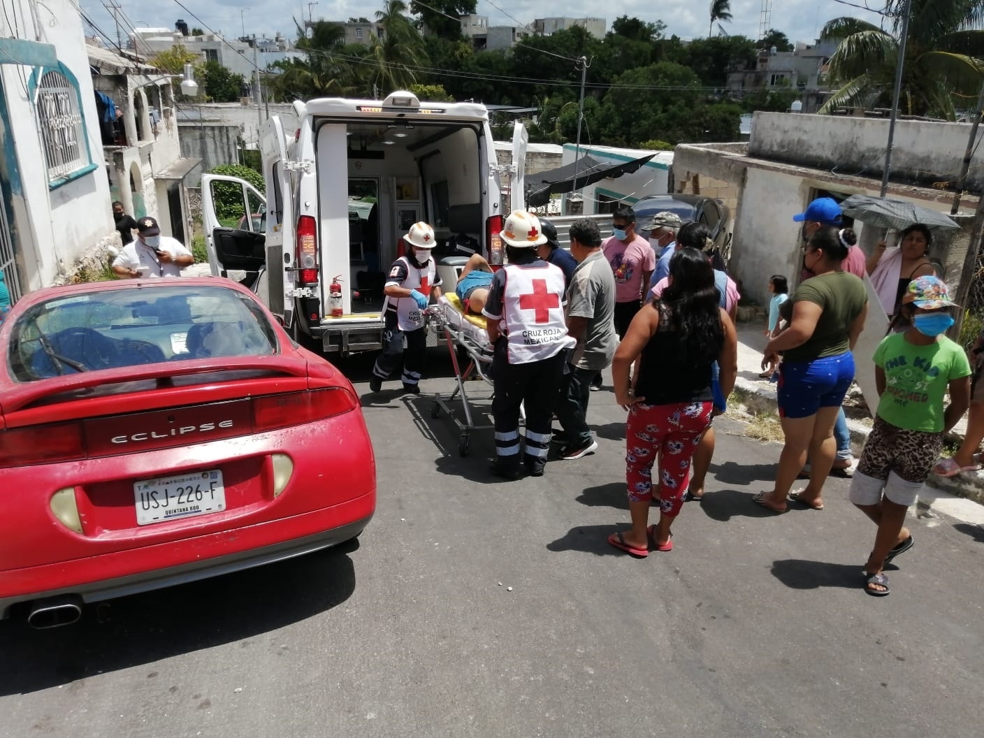 El auto cayó por la pendiente derrumbando el muro de una casa ubicado al final de esta