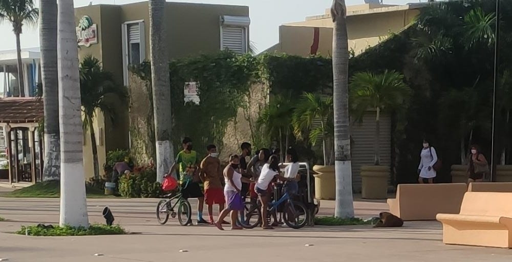 Algunos adultos envían a sus hijos a las calles de Cozumel en busca de dinero, arriesgándolos al COVID y otros peligros