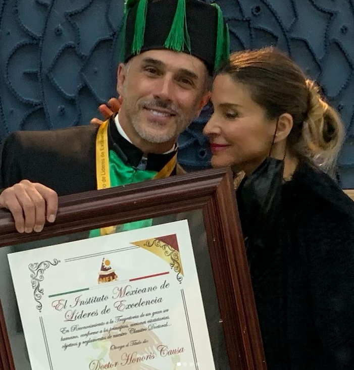 'No importa la crítica': Sergio Mayer presume Doctorado Honoris Causa