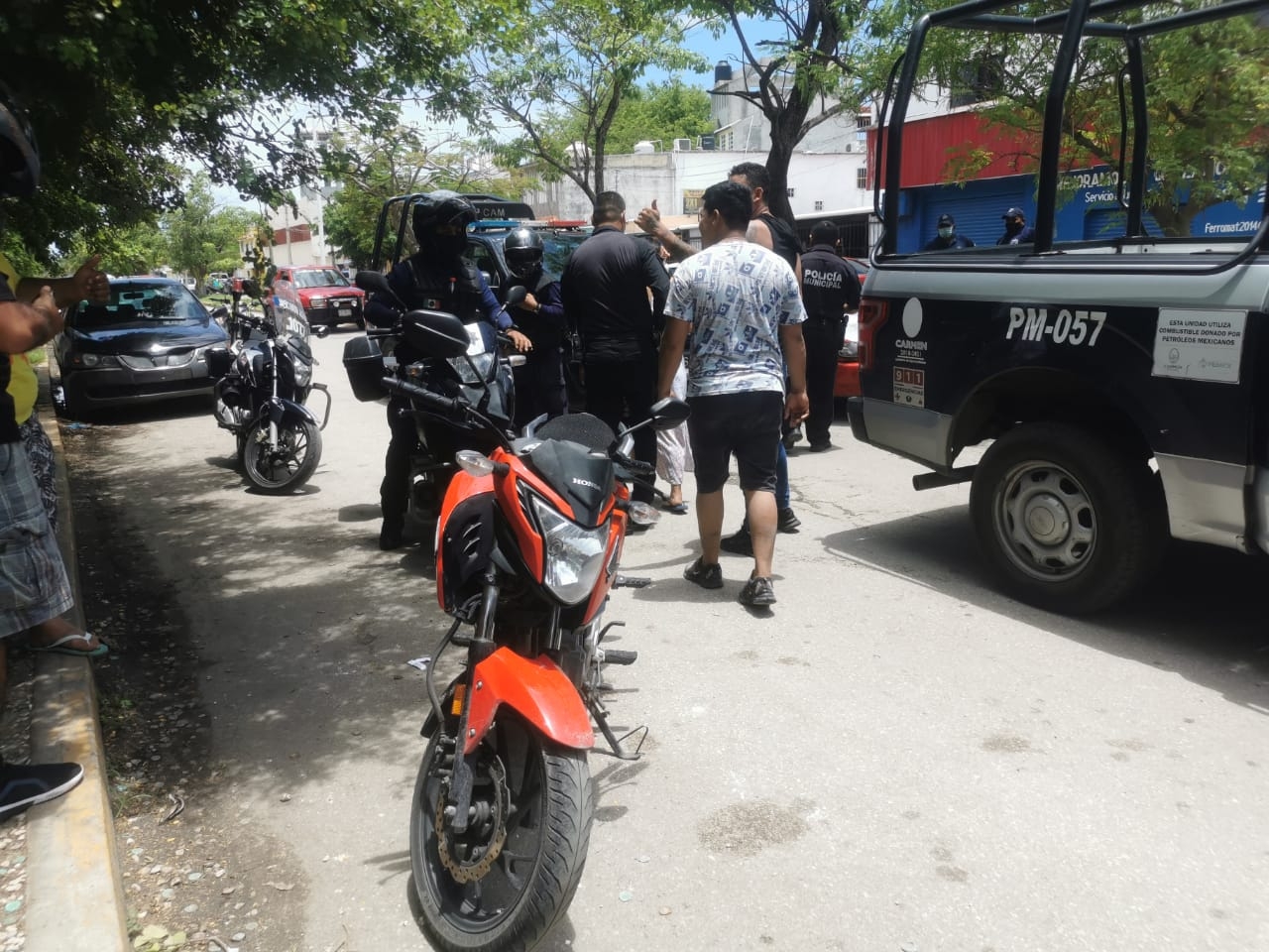 En las cámaras se observaban cómo dos hombres intentaron llevarse una motocicleta, lo que alertó a las autoridades policiacas