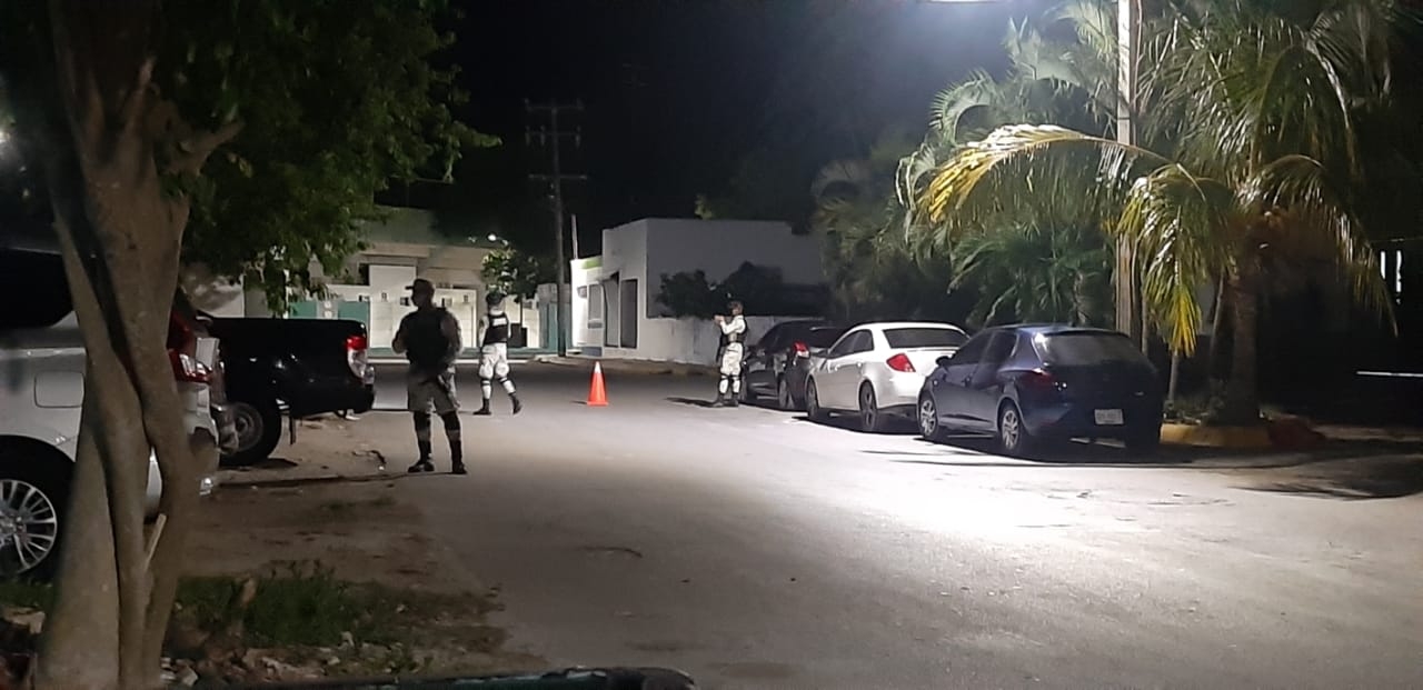 Los hombres circulaban en un vehículo con reporte de robo en Cozumel y fueron reportados al 911 por vecinos de Cozumel