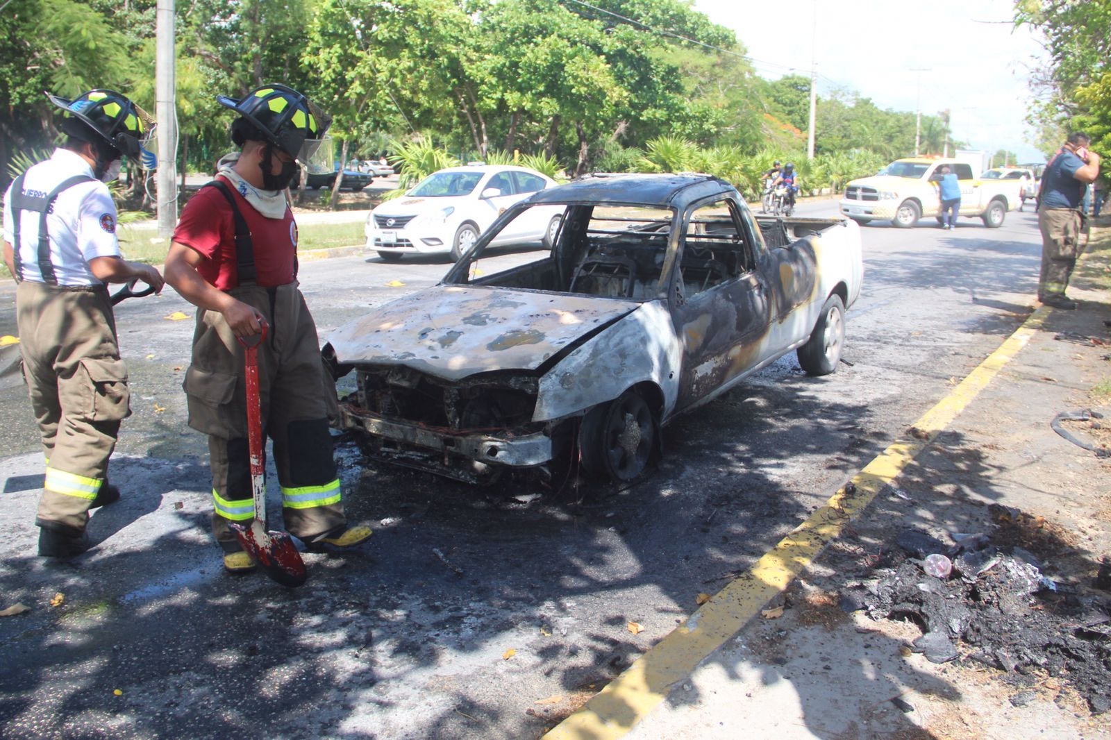 Se incendia vehículo sobre la Av. Kabah en Cancún, Quintana Roo