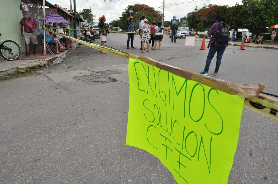 Vecinos de Pacabtún se manifiestan contra CFE; cierran calles de Mérida: VIDEO