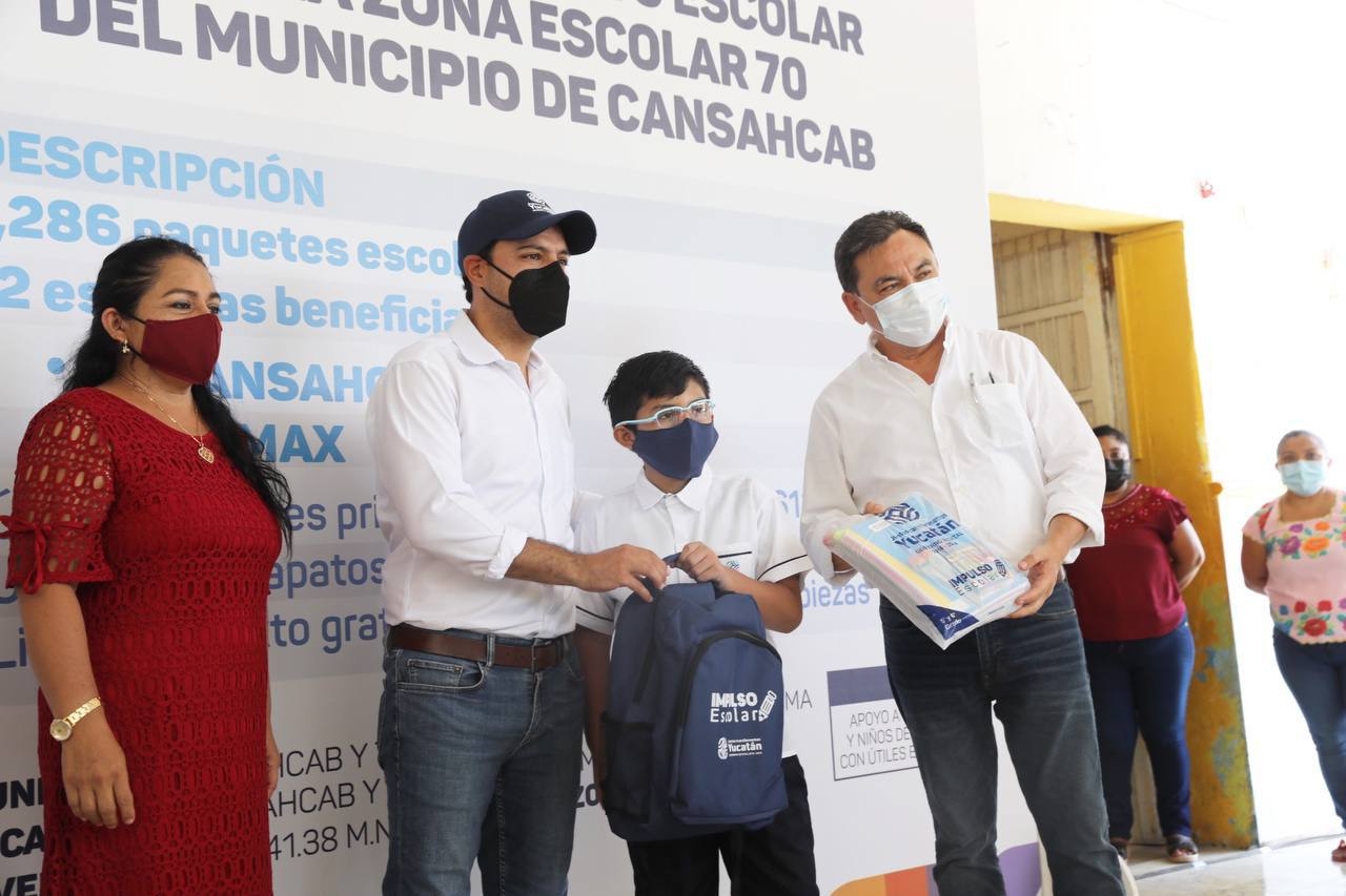 Mauricio Vila entrega apoyos escolares y de vivienda en Cansahcab, Yucatán