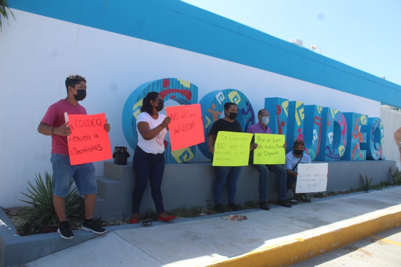 Padres de atletas se manifiestan a las afueras del CEDAR en Chetumal: VIDEO