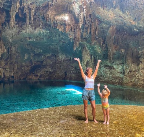 Aislinn Derbez y su hija Kailani disfrutan de impresionante cenote en Yucatán