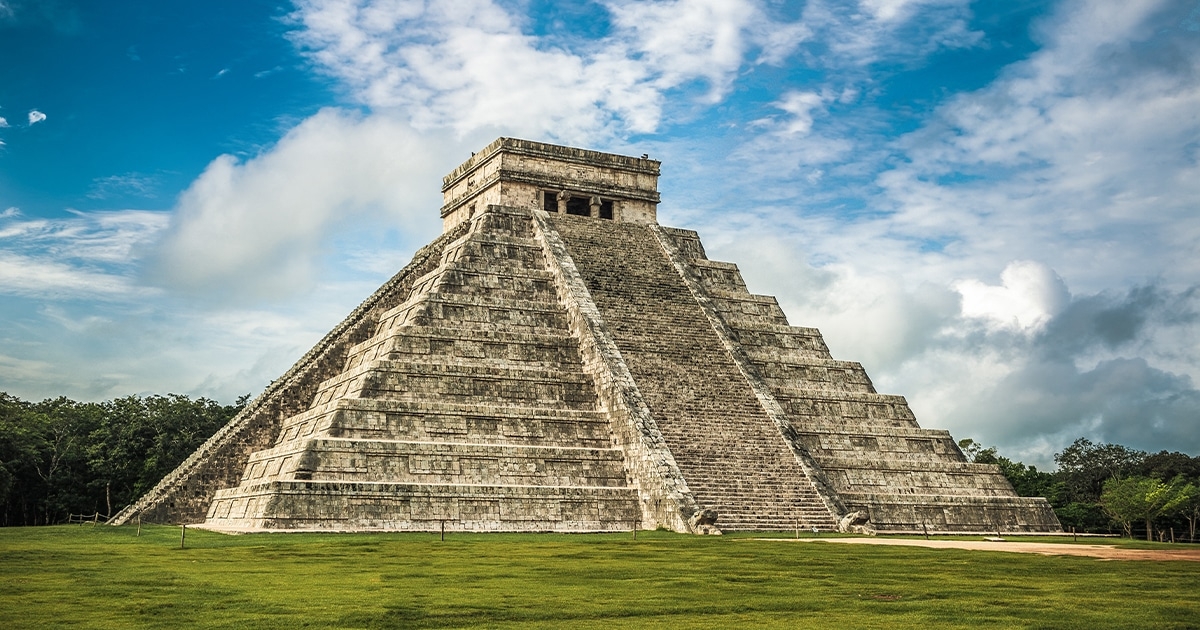 La pirámide de Chichén Itzá tiene un área de aproximadamente 6.5 Km², donde se encuentran diferentes construcciones