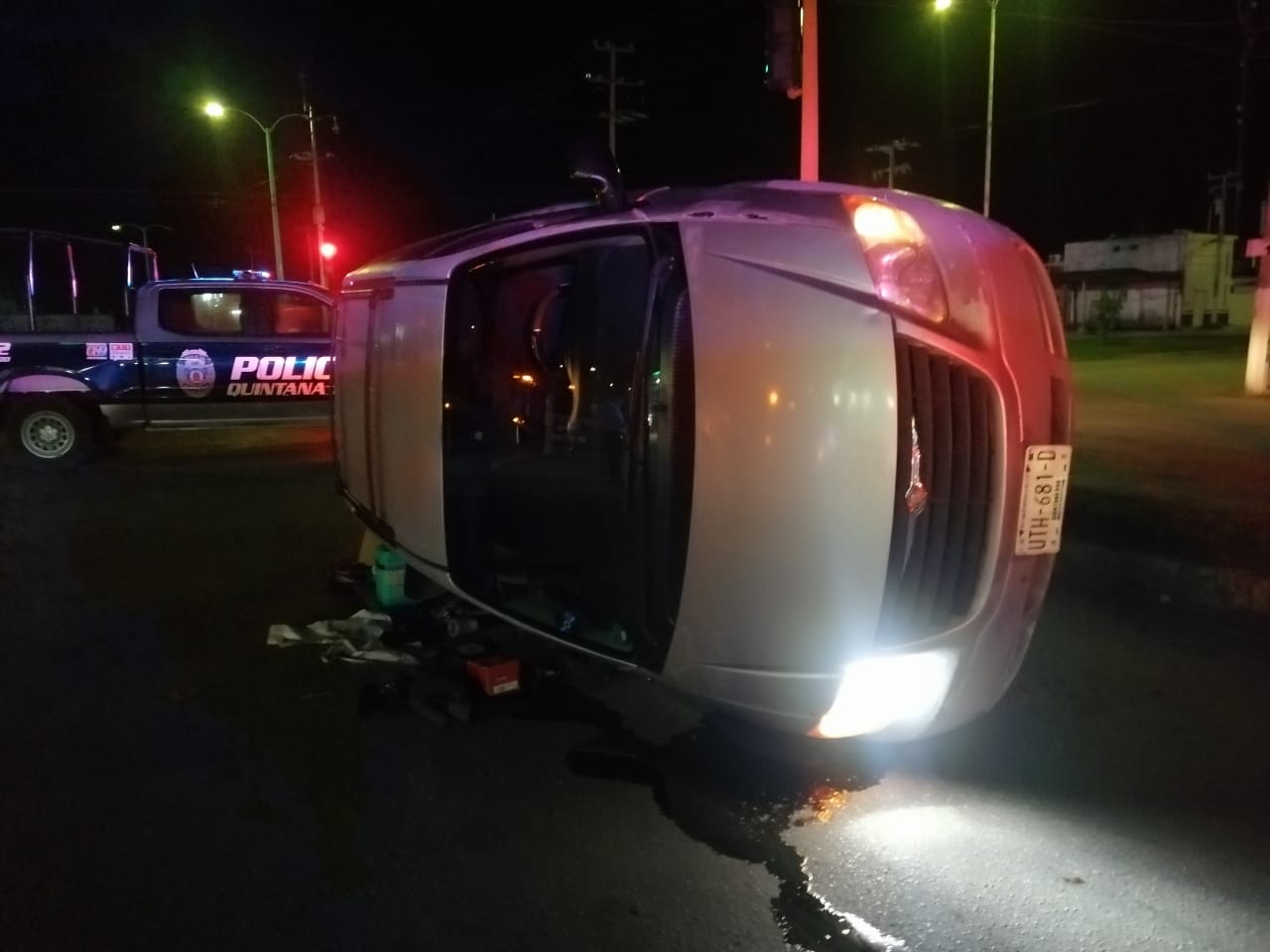 Conductor vuelca en la avenida Maxuxac en Chetumal