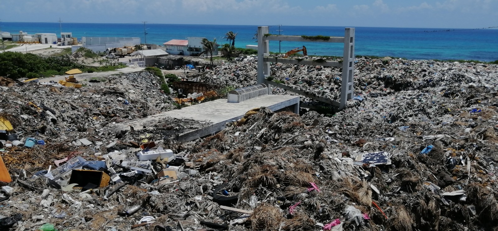 El basurero a cielo abierto en Isla Mujeres sigue acumulando los desechos, sin que se resuelva el traslado a zona continental