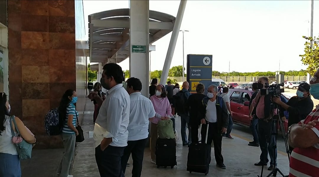 Algunas personas no respetaron la sana distancia o de tener a mano su comprobante de viaje lo que provocó largas filas. 