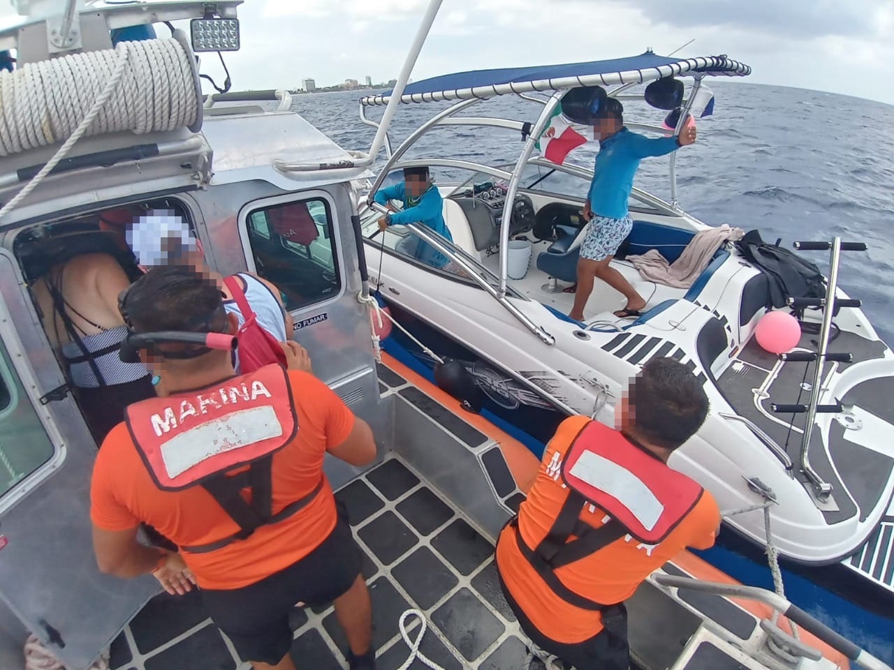 La embarcación tipo yate de nombre “LA COSITA”, se encontraba a la deriva tras quedarse sin combustible