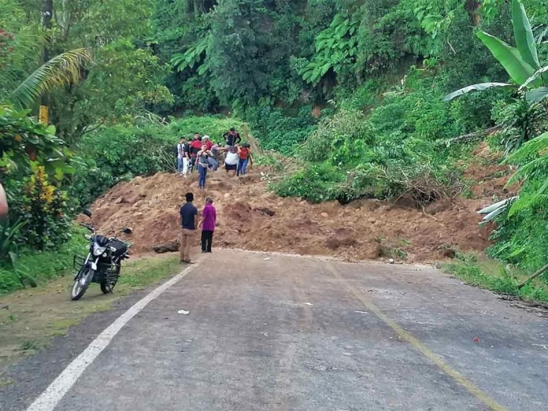 Rescatan a familia que quedó atrapada tras deslave por fuertes lluvias en Chiapas