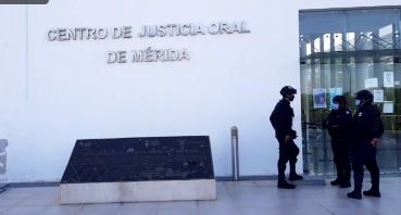 Oficiales de la Policía Municipal esperan a las afueras del Centro de Justicia Oral de Mérida en espera de la liberación de sus compañeros