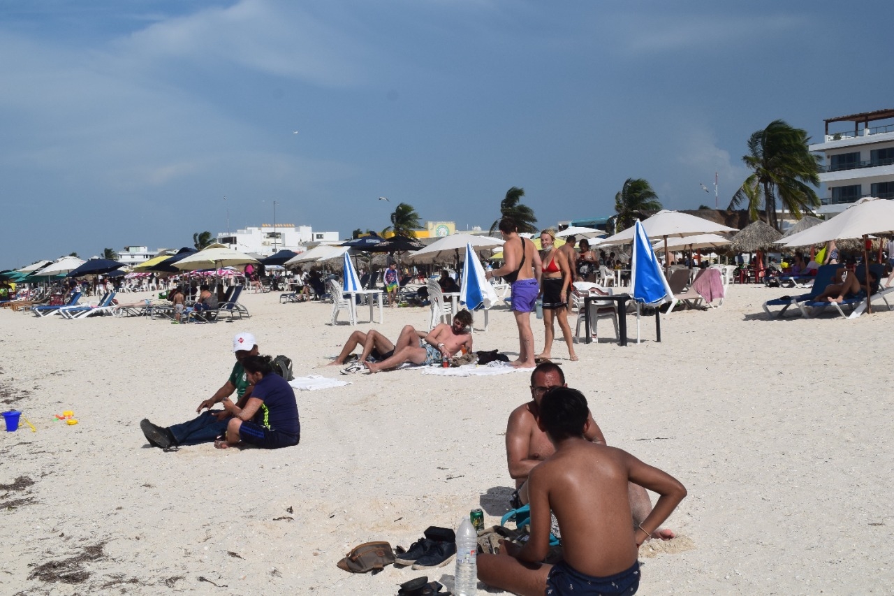 Playas de Progreso reciben a cerca de cinco mil bañistas previo al cierre