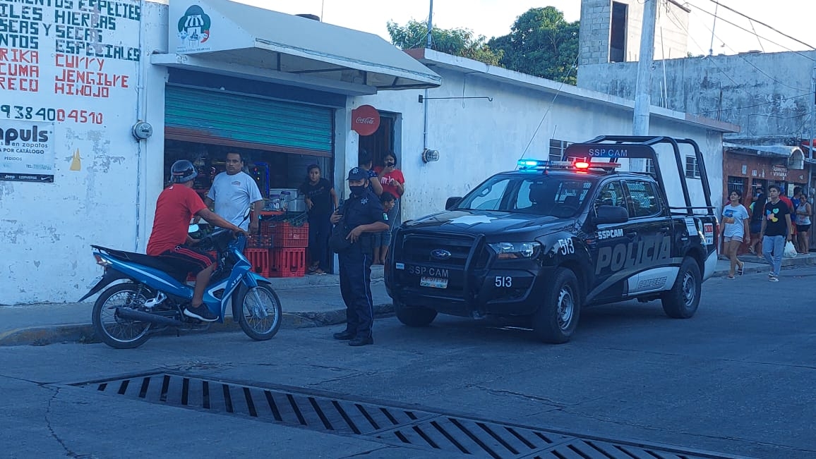 Policías buscarn los casquillos de bala como evidencia pero hasta el momento no lograron encontrarlas