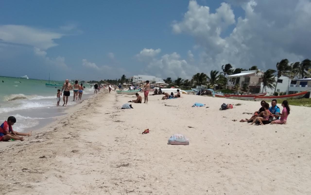 Bañistas disfrutan de Progreso antes de regresas a clases presenciales