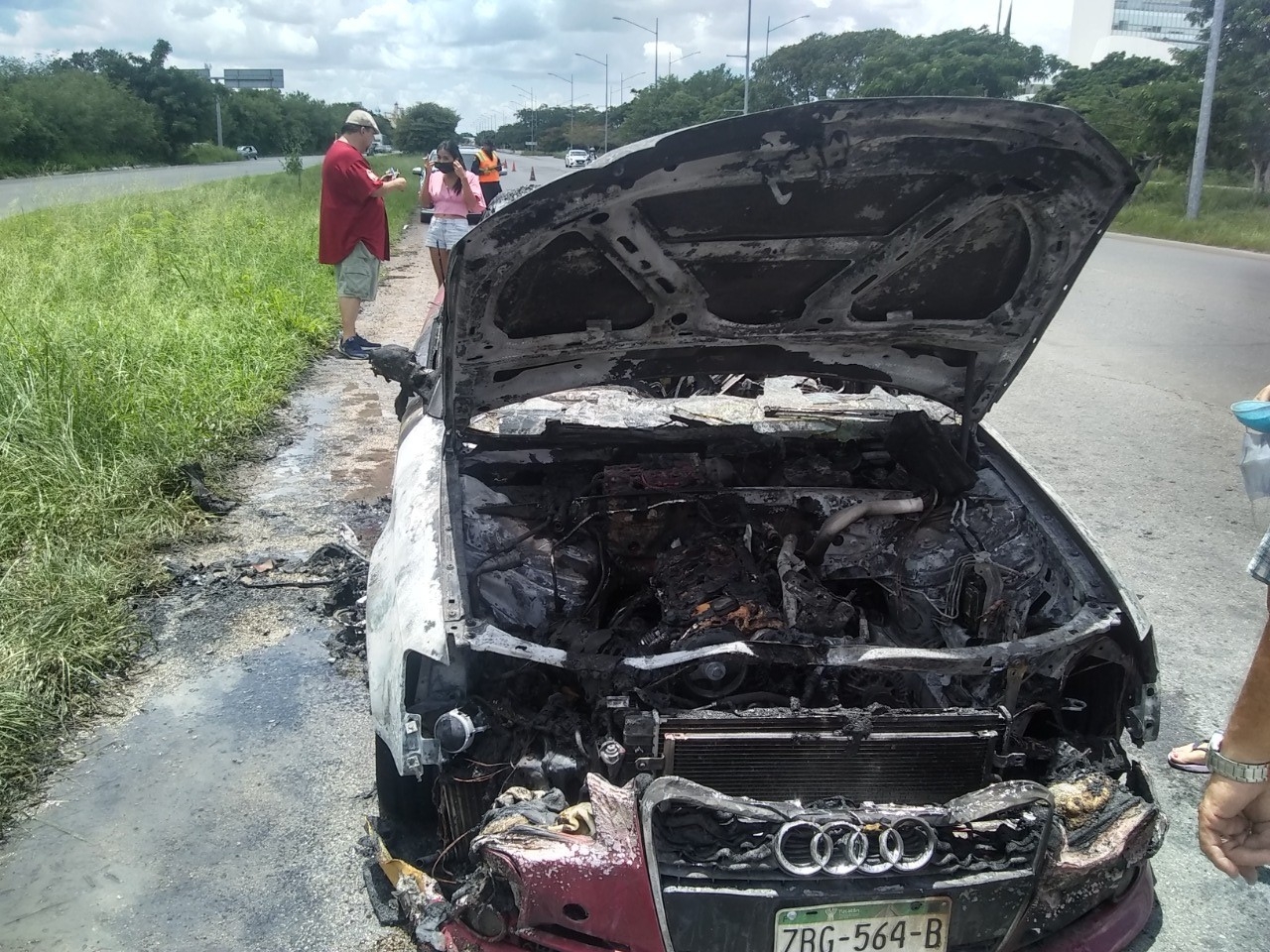 Cuando los bomberos llegaron al Periférico de Mérida ya era demasiado tarde el auto se había incendiado