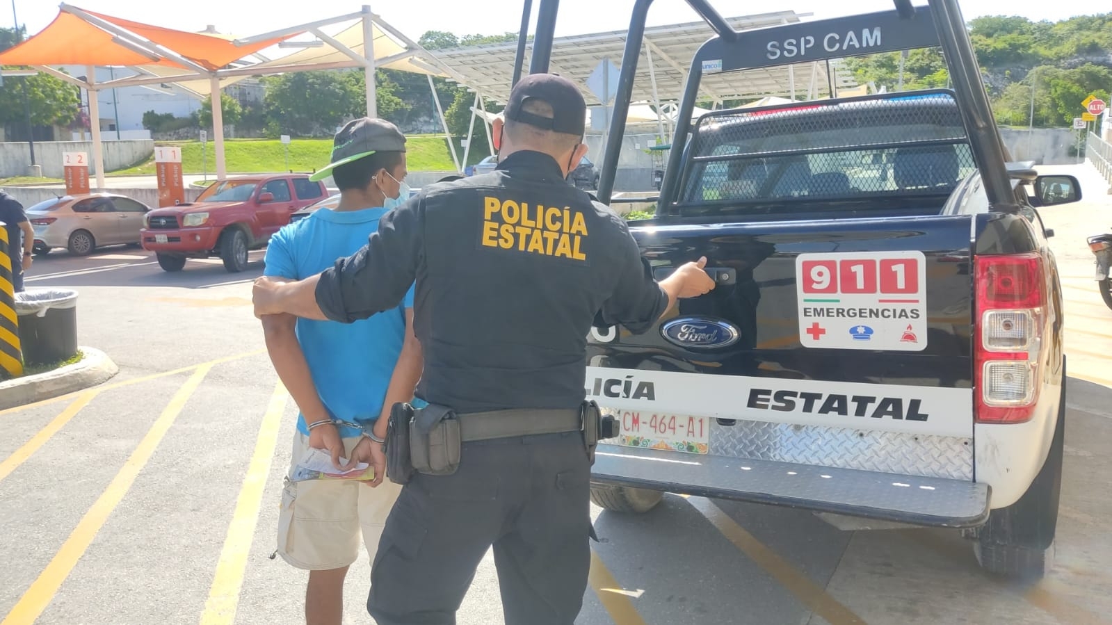 Detienen a un hombre por robar unos audífonos en Walmart de Campeche