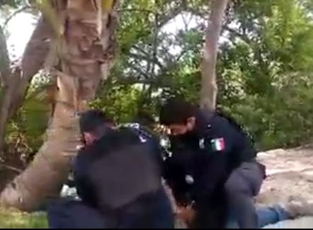 Policías turísticos someten a hombre y lo dejan inconsciente en la Zona Hotelera de Cancún: VIDEO