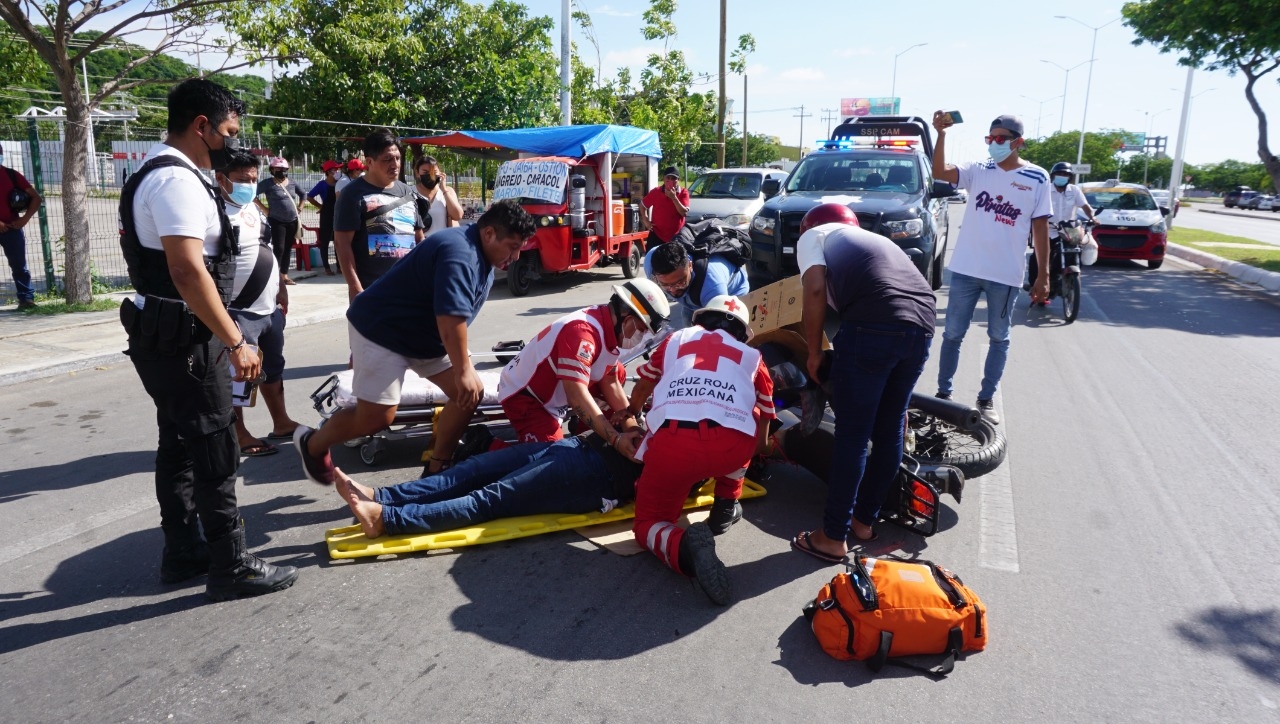 Motociclista en estado de ebriedad se estampa contra una camioneta en Campeche