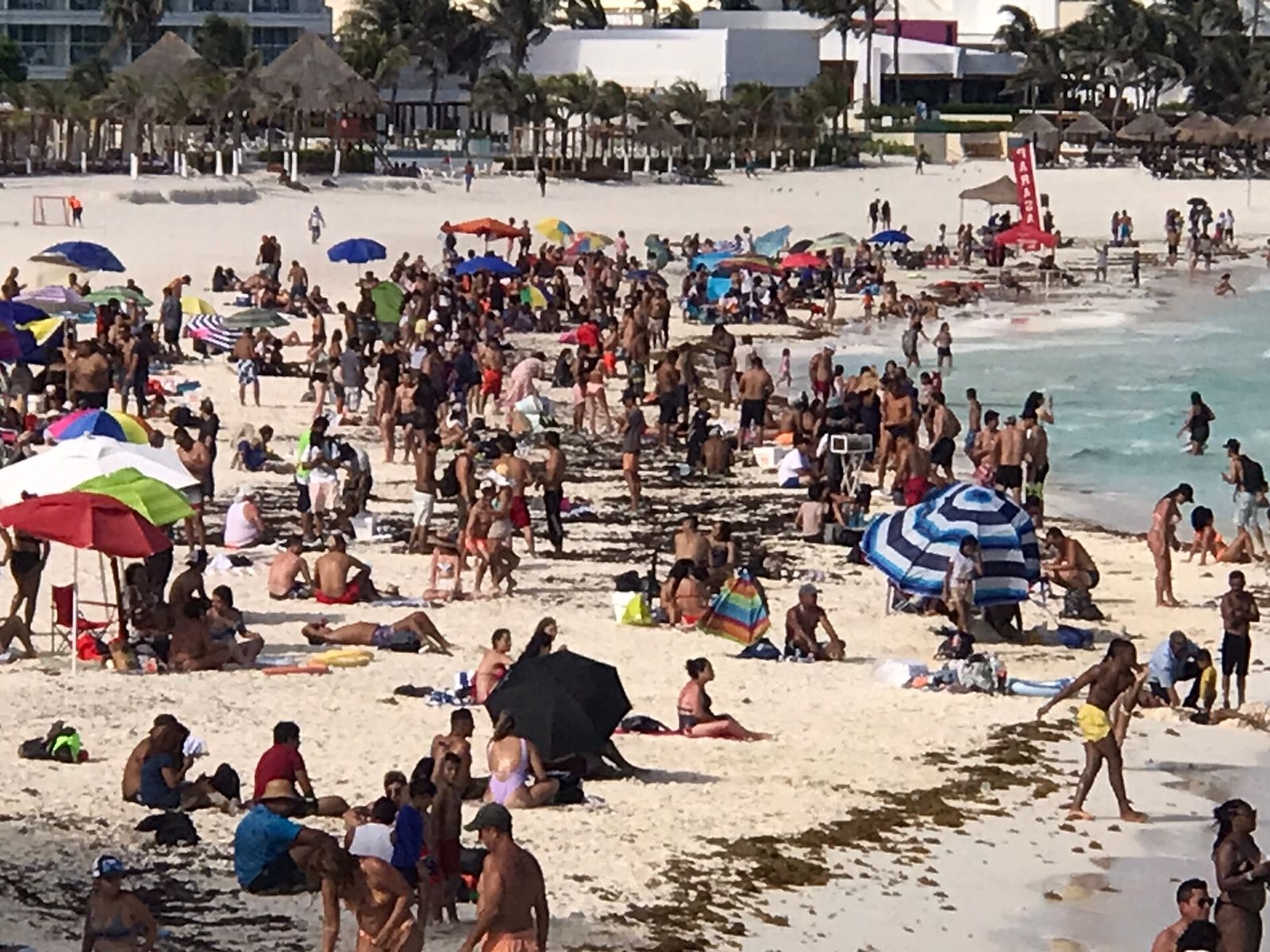 Incrementa la inconsciencia social en playas de Cancún, Quintana Roo, bañistas dejan un basurero