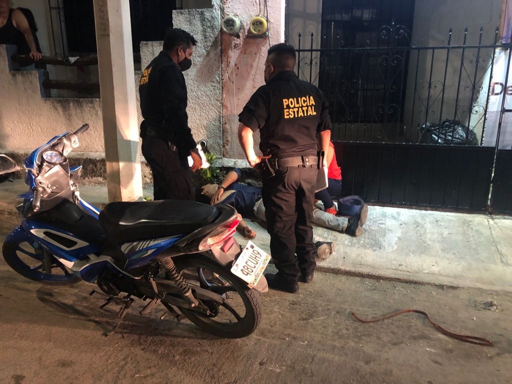 Hombre tira de motocicleta al novio de su expareja en Campeche