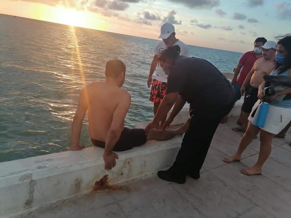 Bañista casi muere ahogado a causa de un calambre en Telchac Puerto, Yucatán