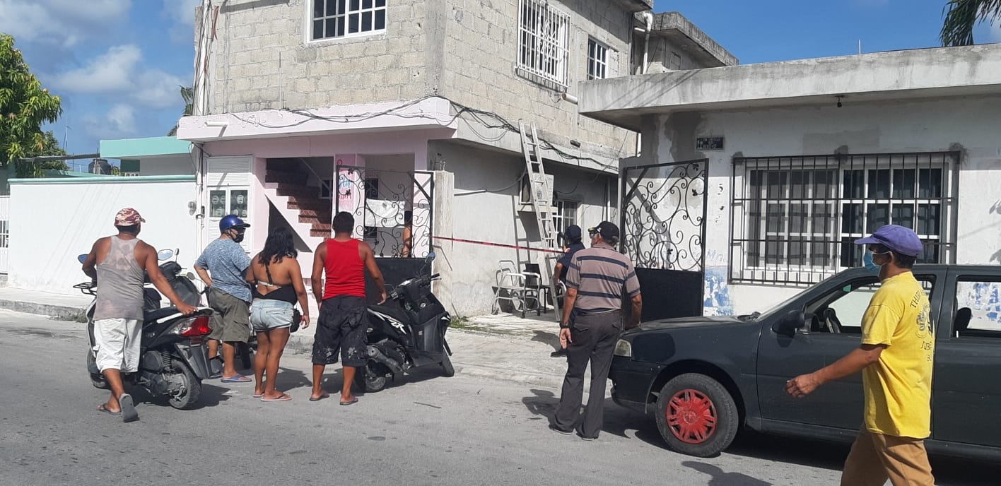 El cadáver fue hallado colgado de un hamaquero al interior de una vivienda de la colonia Emiliano Zapata en Cozumel