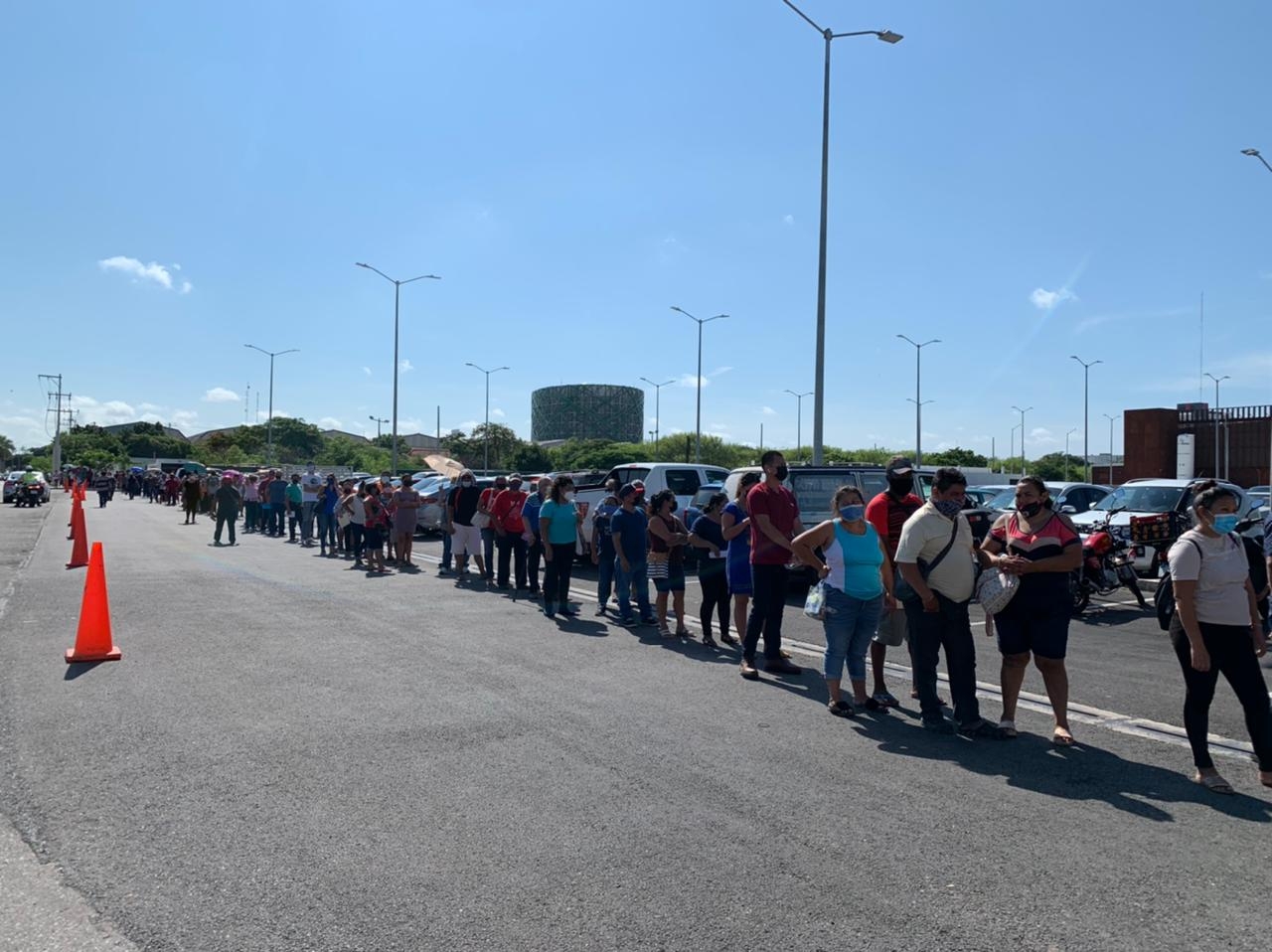 La fila daba la vuelta al Centro de Convenciones Siglo XXI