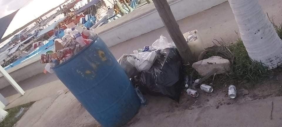 Puerto y malecón de Chiquilá, con basura; lancheros piden limpieza