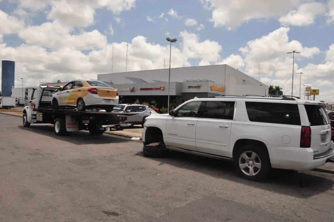 Camioneta de lujo choca contra un taxi en colonia Miguel Hidalgo, Mérida