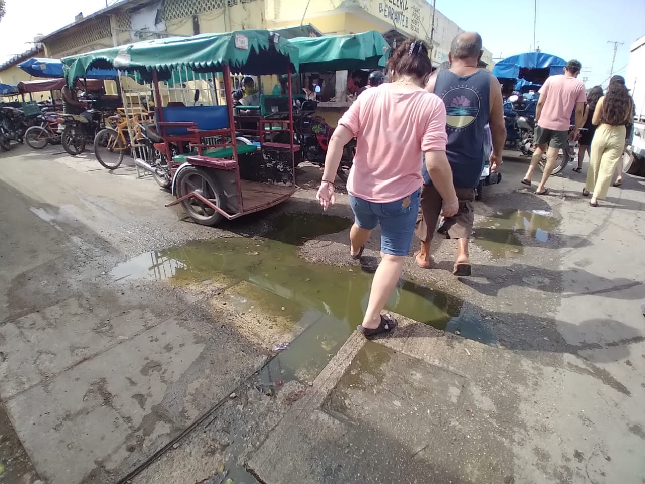 'Apesta a agua podrida', visitantes señalan que el mercado de Kanasín es insalubre