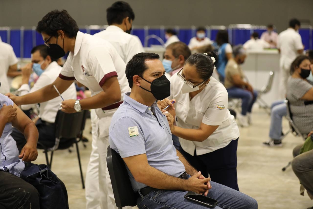 Mauricio Vila recibe su segunda dosis contra COVID-19 en el Siglo XXI de Mérida