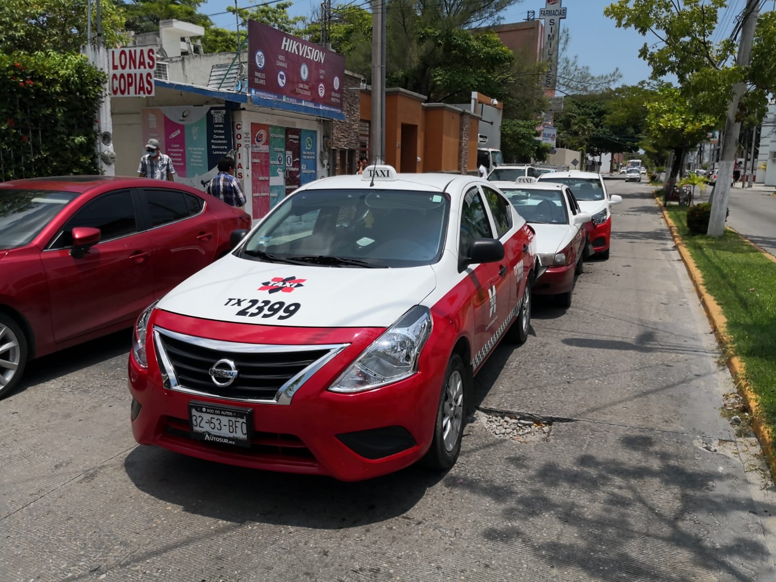 Taxistas chocan en carambola por hacer carreritas en Ciudad del Carmen